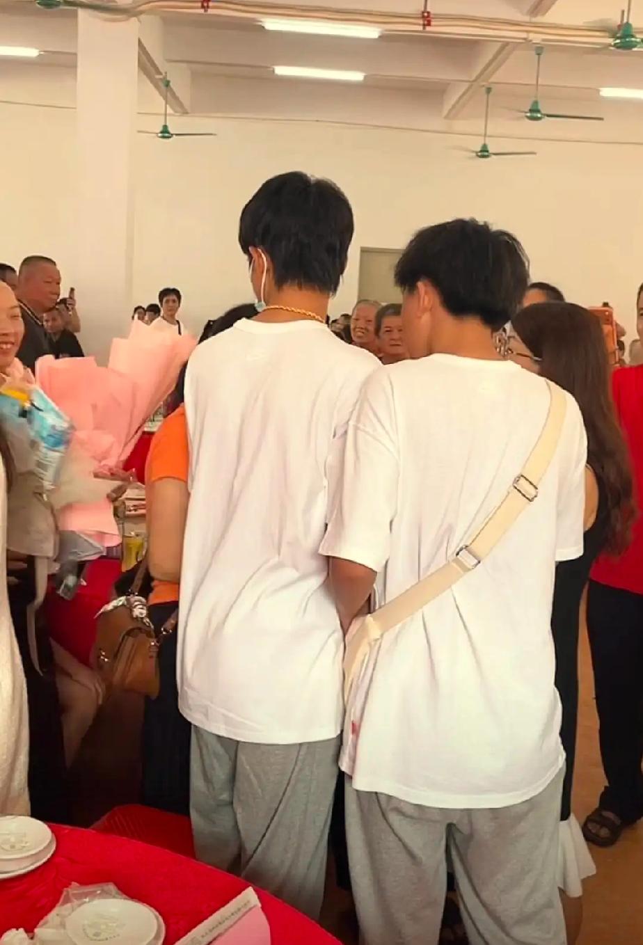 叶锐聪是按比例成长起来的，和弟弟长得如出一辙，只不过弟弟年纪小，身高还差那么一点