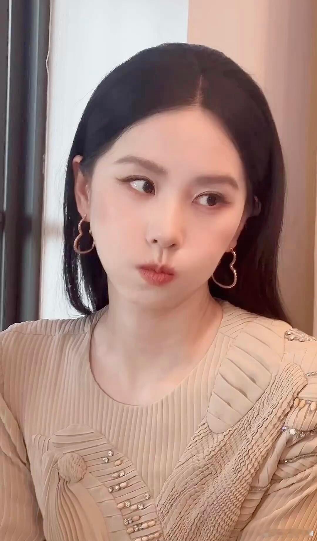 #刘诗诗嘟嘴反差感#请欣赏刘诗诗神女的名品侧颜，姐姐就是生图的神呐！#刘诗诗名品