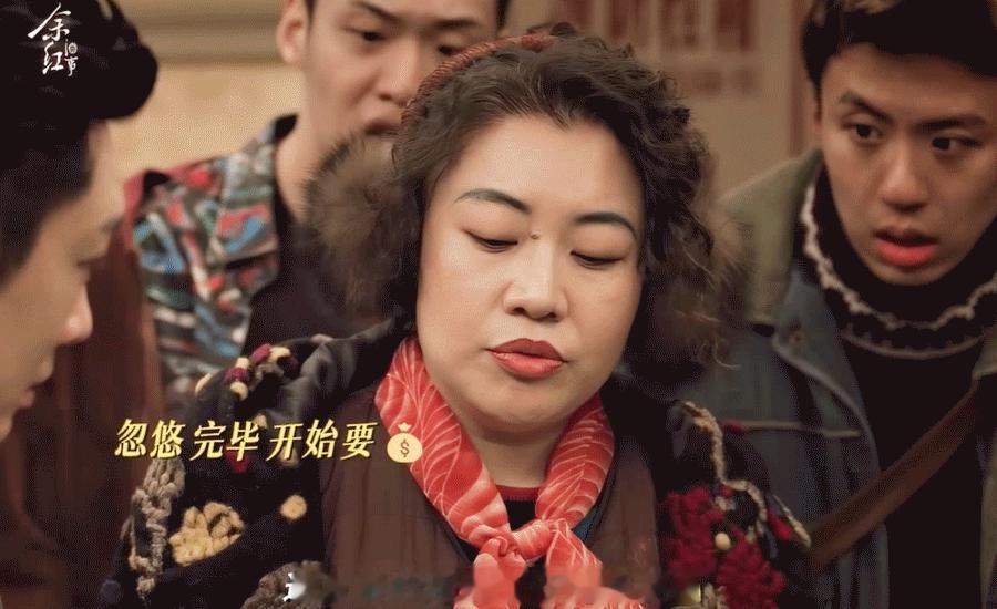 太想看正片了，光是预告就笑点不断。警察演大仙演技在线，坏人被蒙在鼓里俯首跪拜，很