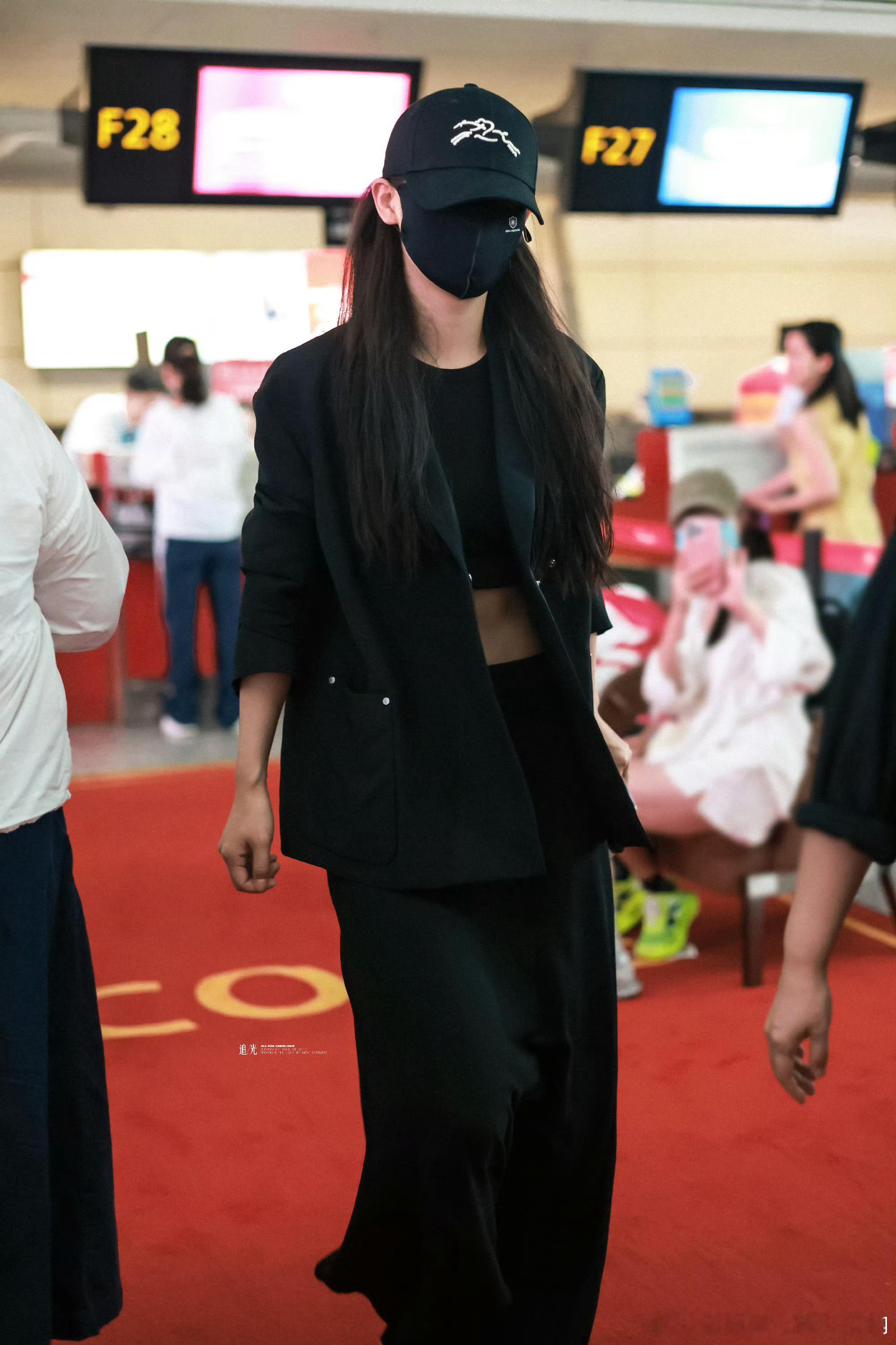 陈丽君一大早杭州出发哈尔滨参加成龙国际电影周活动咯，这个腰腹很有料啊陈丽君获奖时
