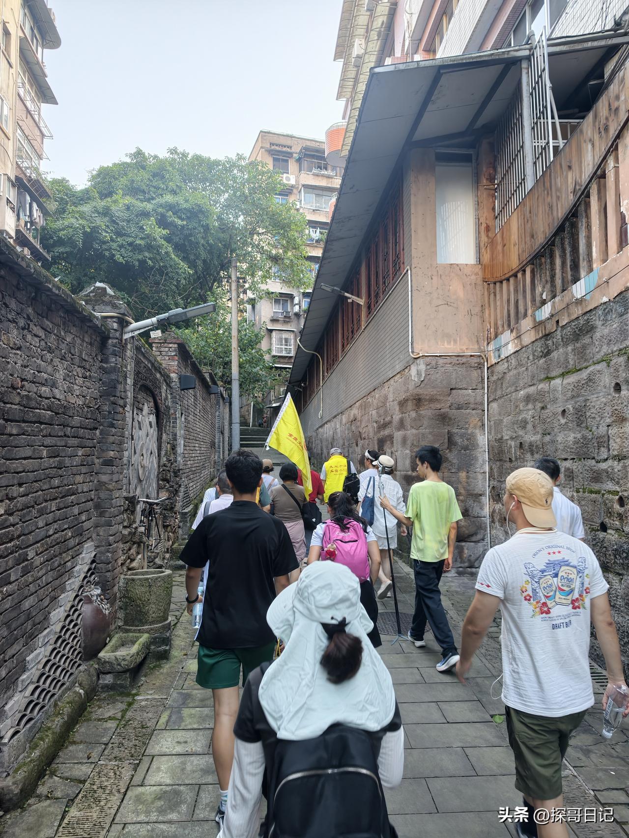 跟着重庆文保志愿者打卡通远门｜瞻仰三三一惨案纪念碑

站在通远门古城墙下，仰望这