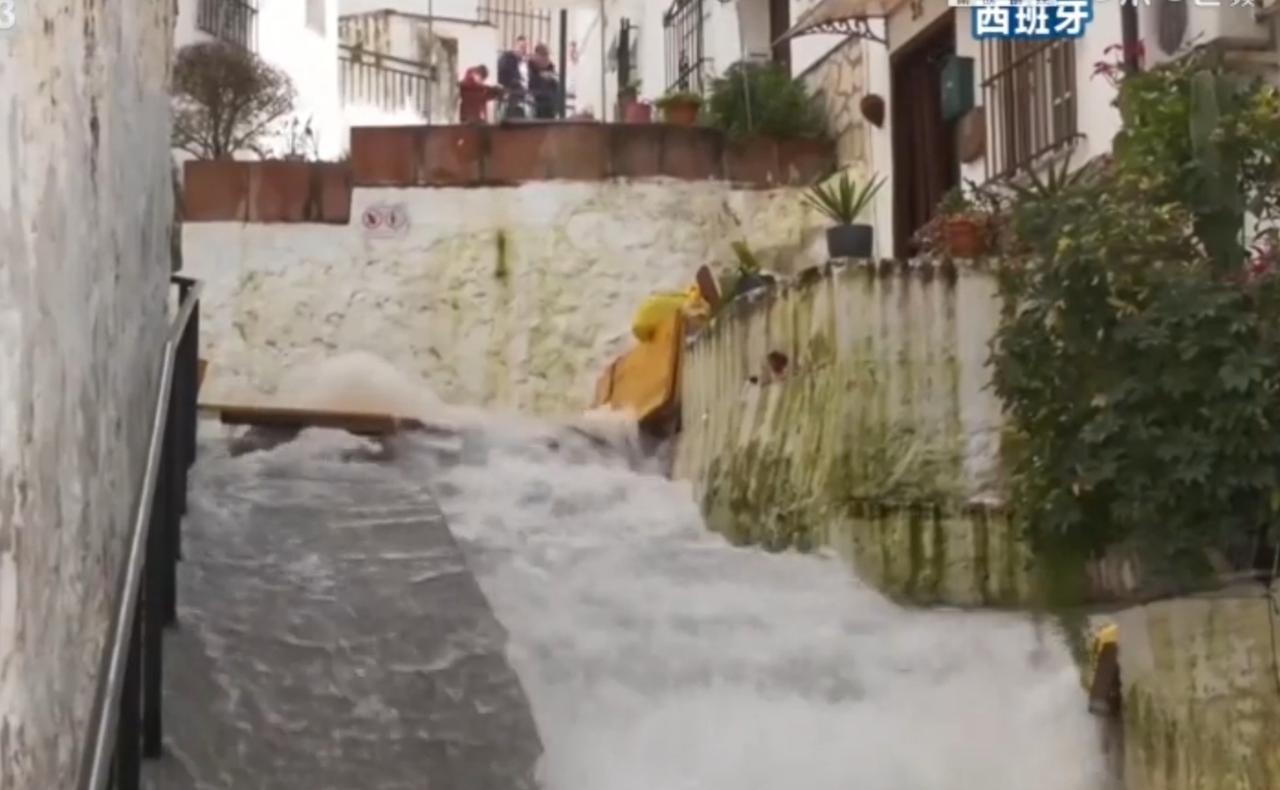 受恶劣天气影响，西班牙和葡萄牙洪灾持续蔓延。浑浊的洪水淹没了农田、房屋和道路，城
