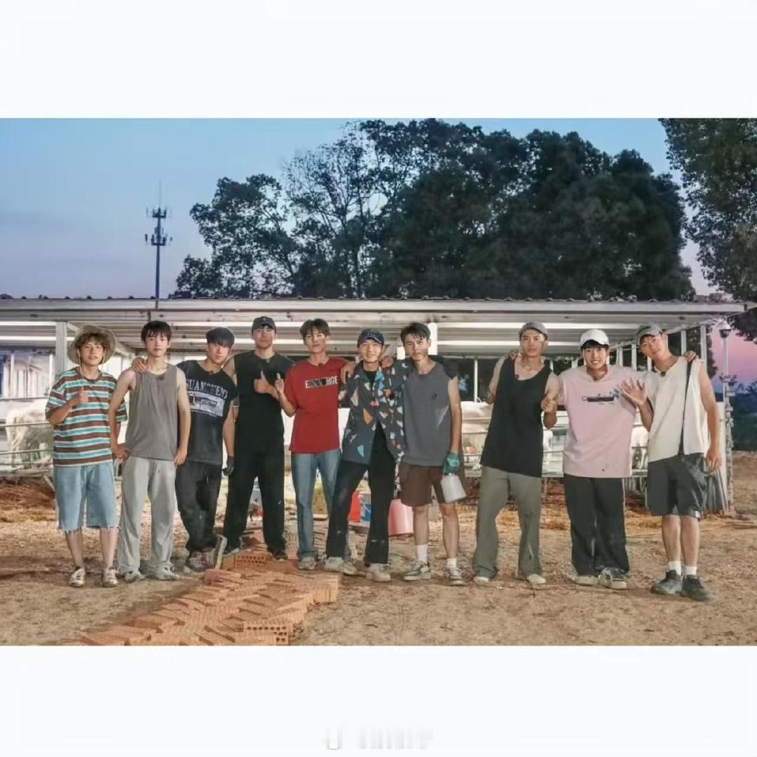 十个勤天将全员录制hi6 终于等到十个勤天全员合体录制好六！早前就担心成员档期冲
