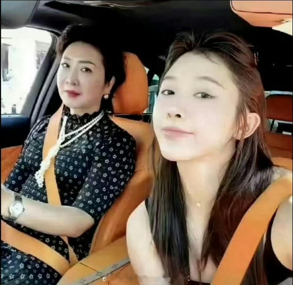吴艳妮和妈妈的合照，25年前vs 25年后