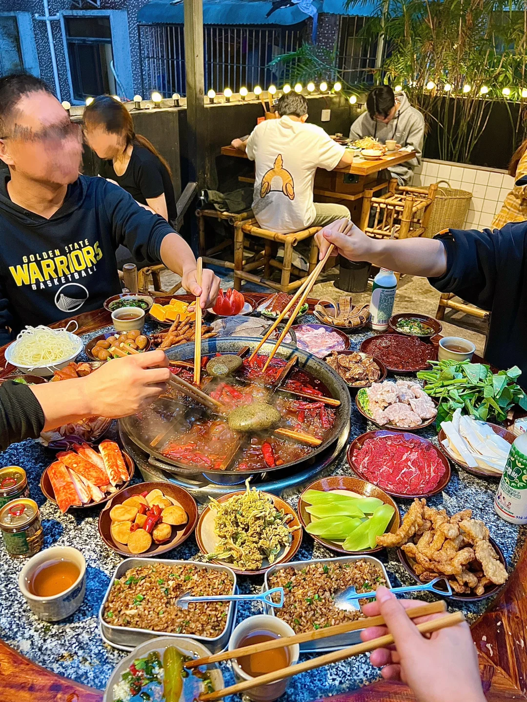 坐拥天台夜景的居民楼火锅也太有feel了吧～