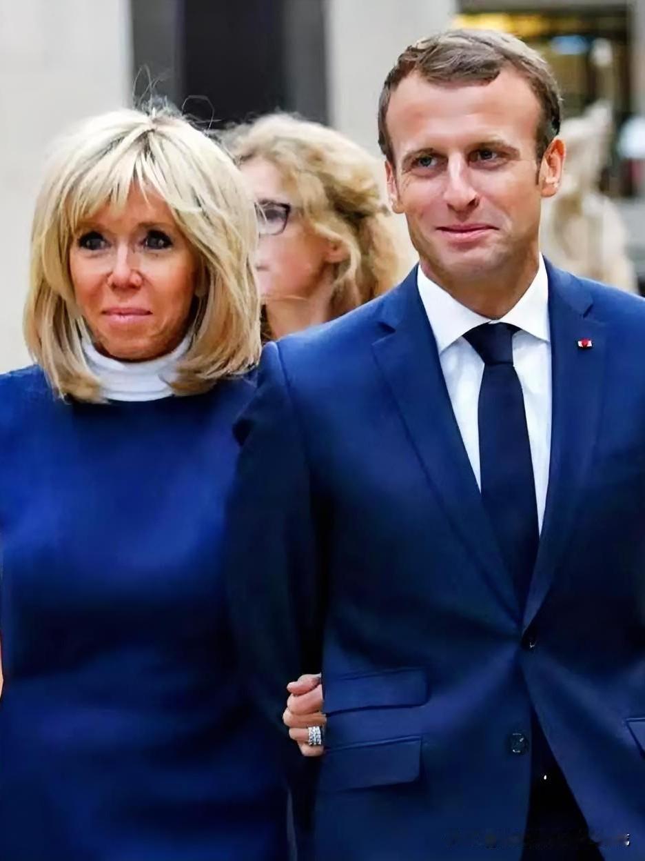 法国总统马克龙这次带着他的妻子布丽吉特来华访问。

布丽吉特虽已72岁，但她得体
