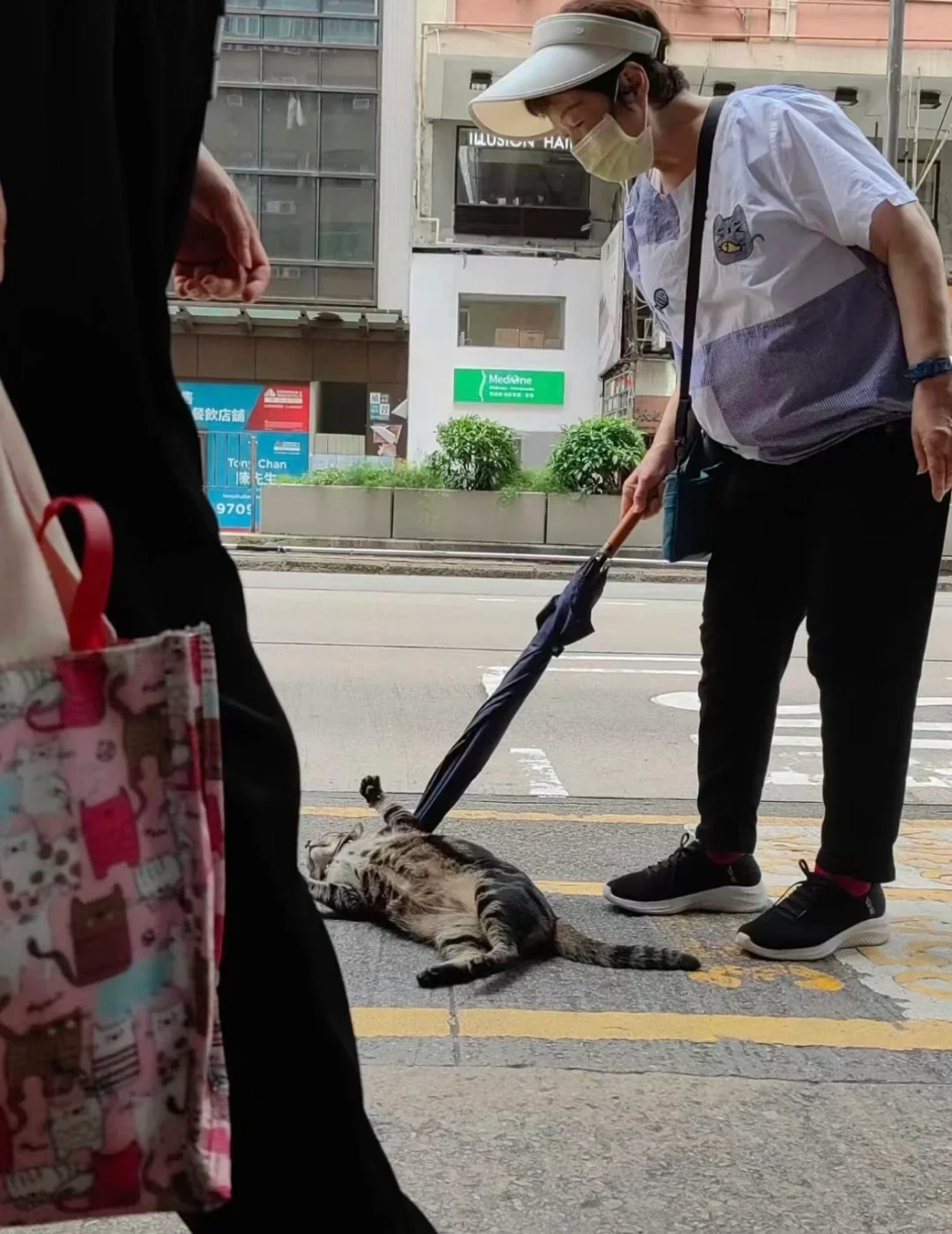 HK🇭🇰婆婆叫阻B返入舖頭，冇阻人排隊等巴士