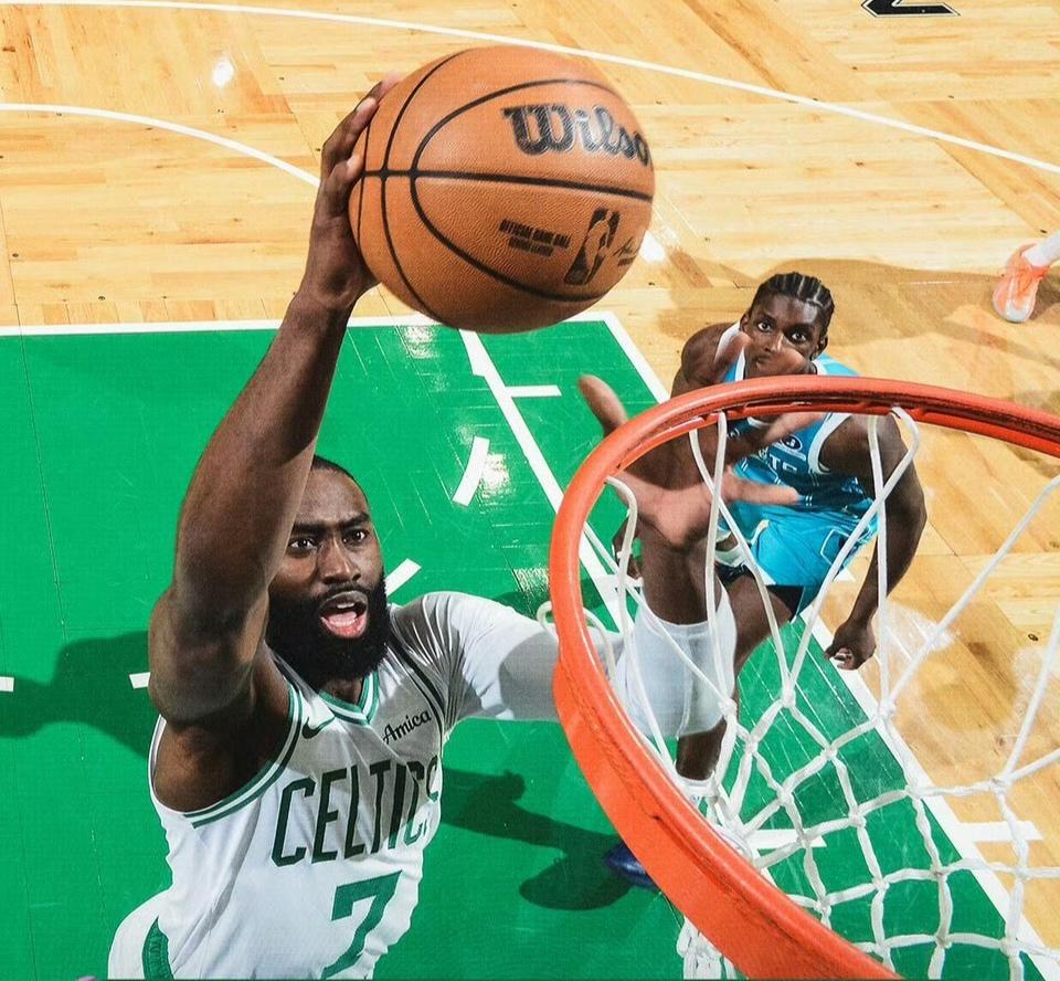 不吹不黑！凯尔特人113-102力克黄蜂，布朗和鲍尔两名球星数据对比
在绝对的实