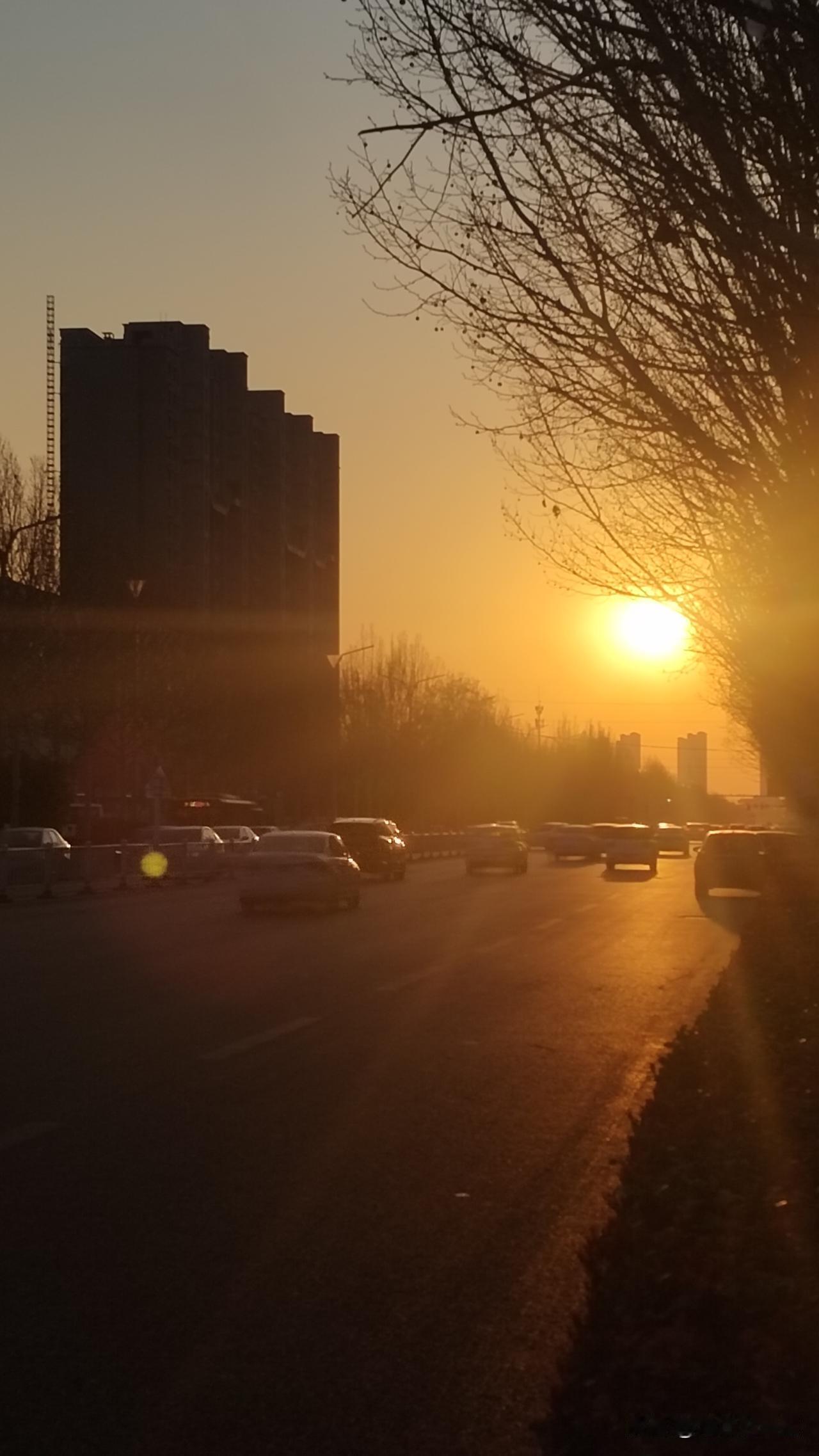 辅助驾驶要么完全放开，要么完全禁止，不应该有分心、脱手、脱眼等情况的存在。既然辅