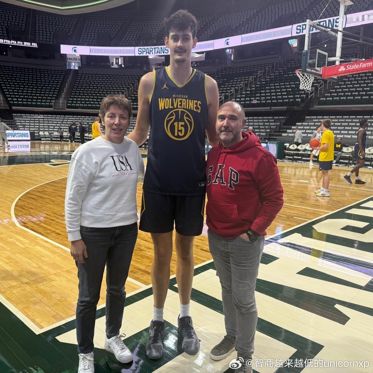 西班牙男篮未来美国造。西班牙篮协主席Elisa Aguilar 与男篮新主帅Ch