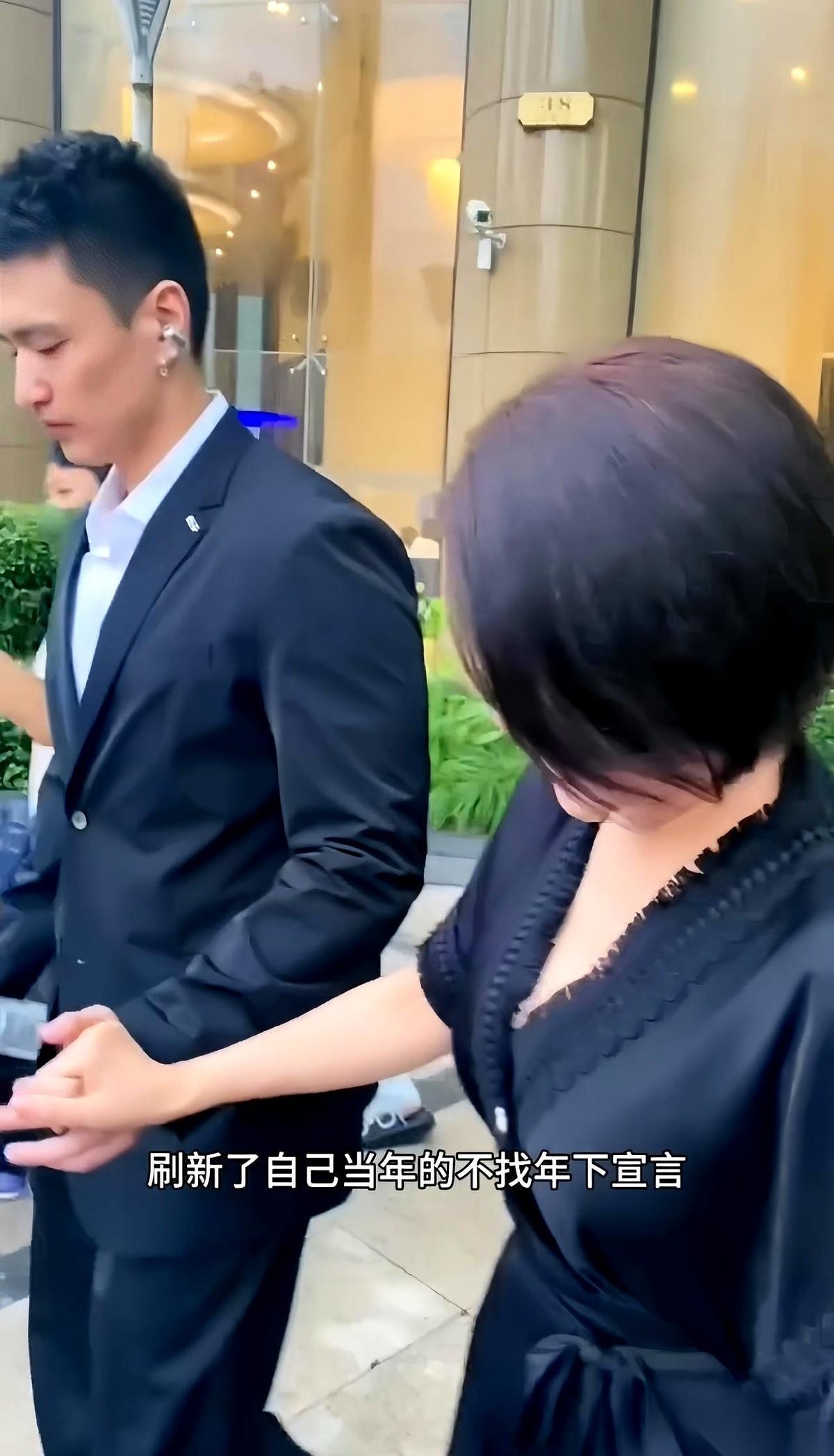 真的，就差那么一丁点儿。
就因为那个耳钉。
我跟你说，那小伙子，个子高，盘儿亮，