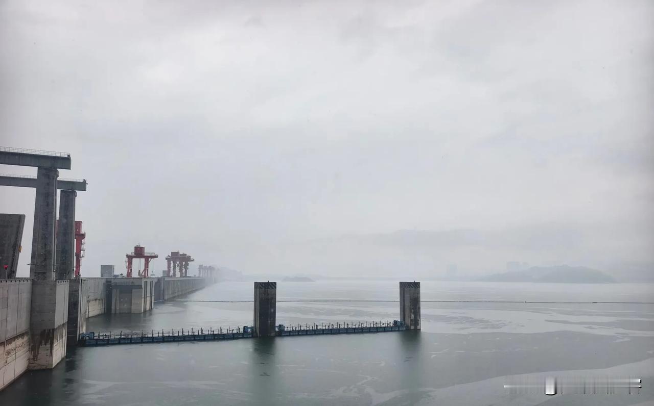 草台班子职场，清醒短句

混迹在管理混乱的草台班子职场，责任心太强，从来不是优点