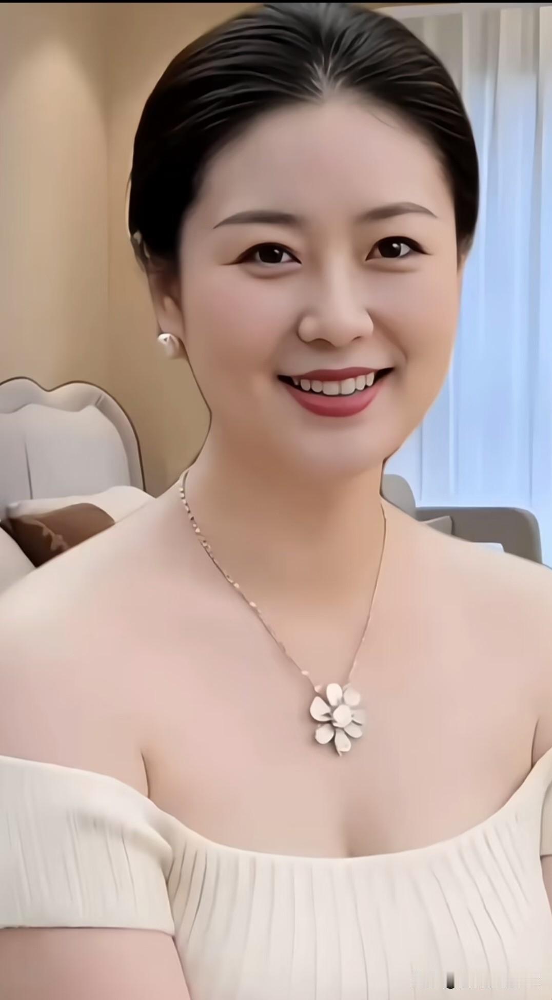 定风波·浅笑嫣然
 
眉眼温柔笑意扬，素衣清雅自端庄。
静守本心无俗扰，恬淡，一