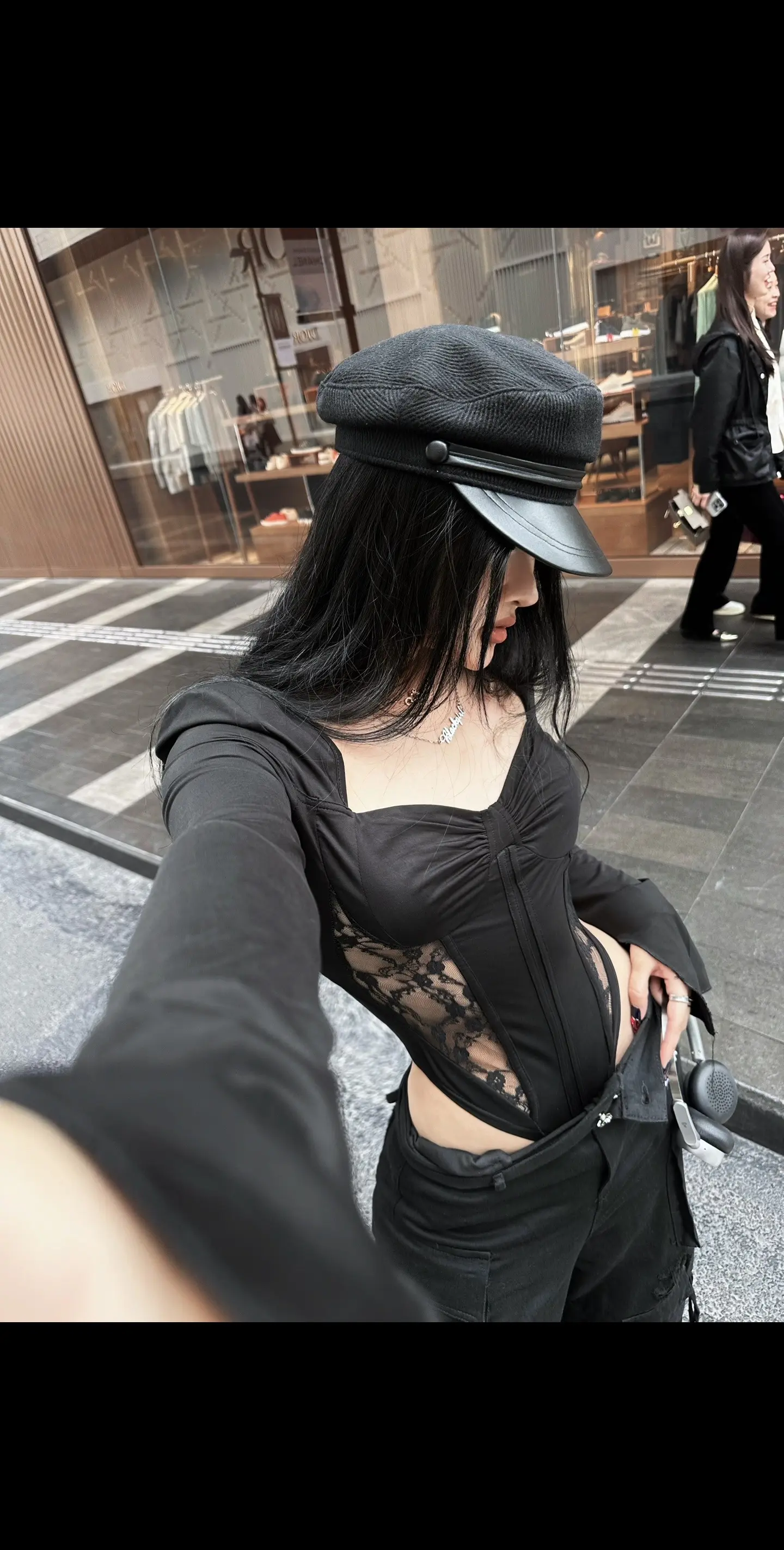 中专毕业我玩穿搭 分B不挣我就是花。