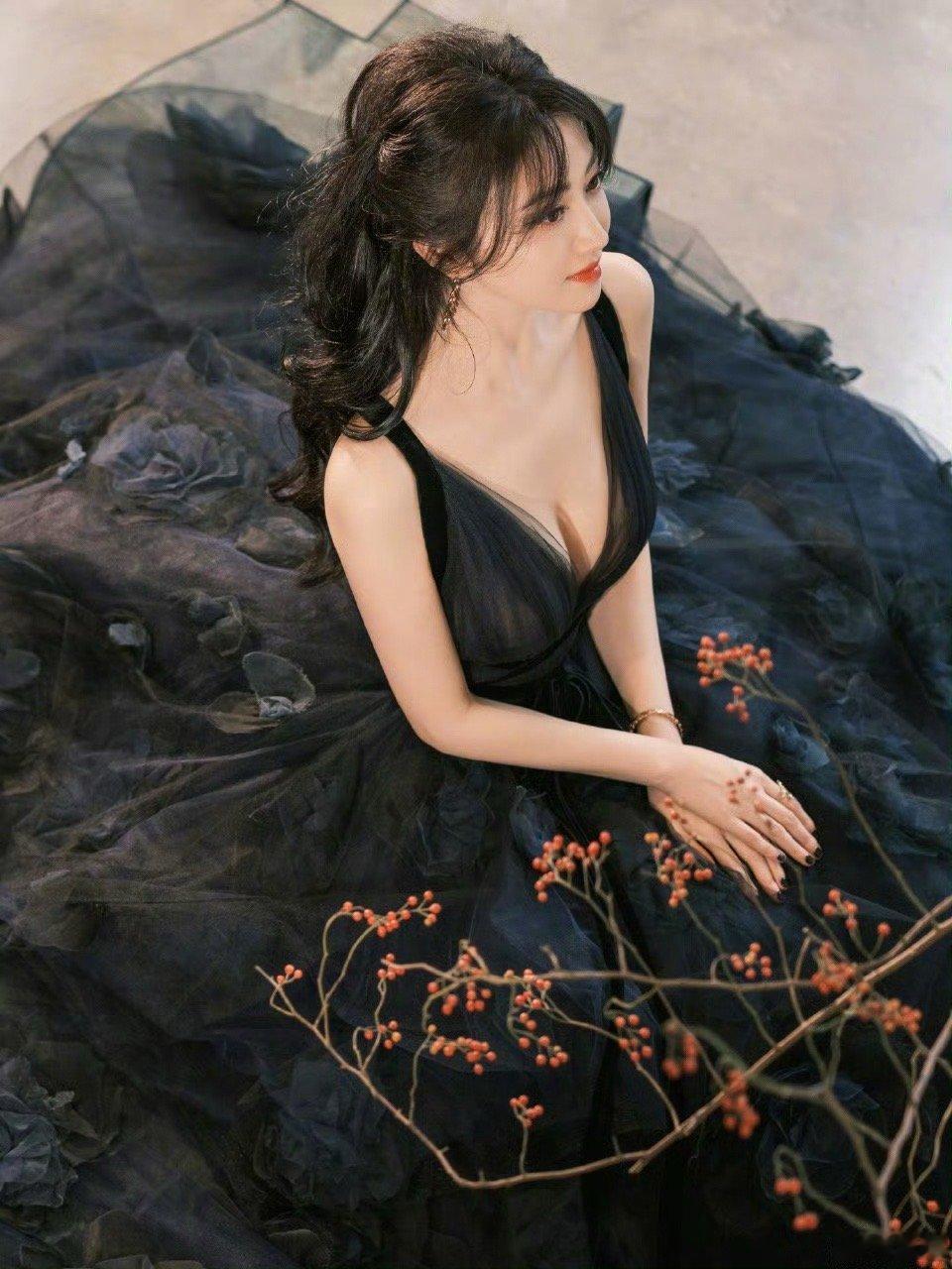 景甜星光大赏造型  景甜的美已经达到next level了，这一次的星光大赏造型