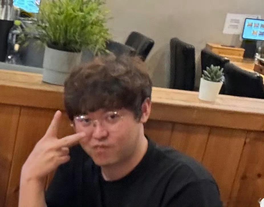 啧啧，咿呦，恶魔。特别邪恶的小眼神和嘴，脸部整体形式就是一个横肉。总有人问横肉是