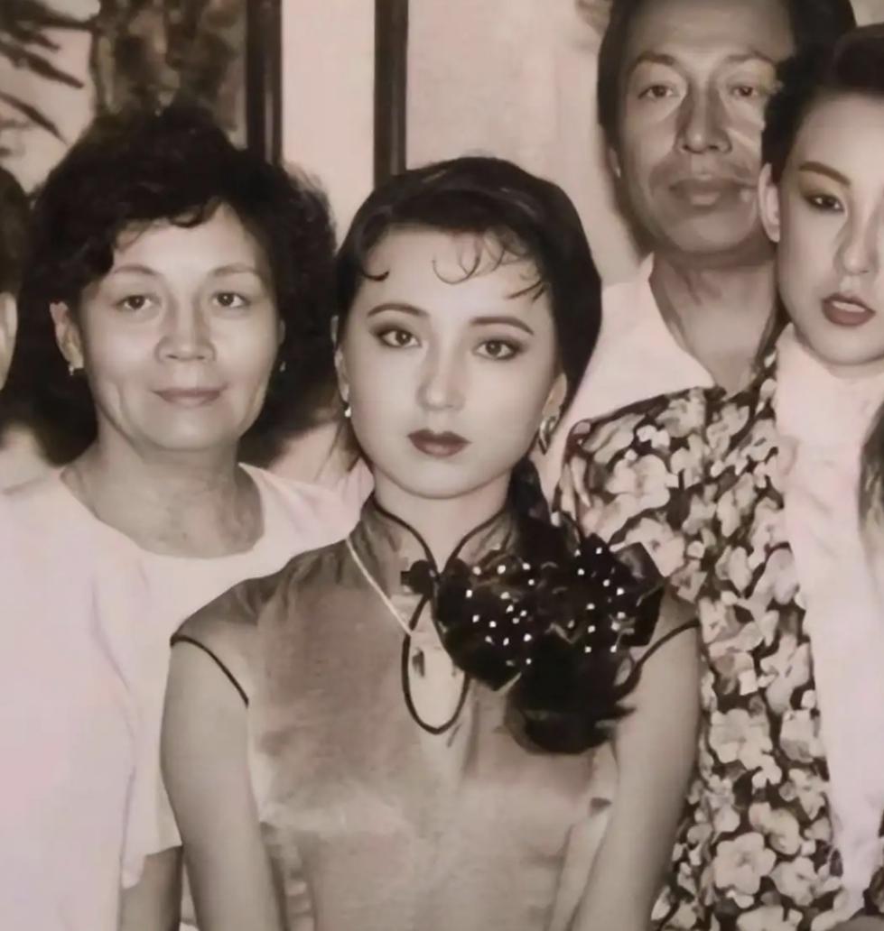 陈晓旭这张照片真的是太美了，你猜这张照片里的她大概有几岁？（图片来源网络）