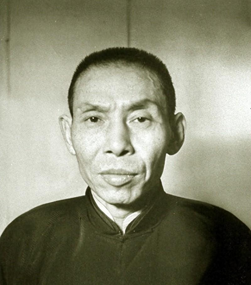 台湾杜月笙墓地现状如何，墓地破败荒凉却直面上海，墓碑上八个大字背后有什么深意
1