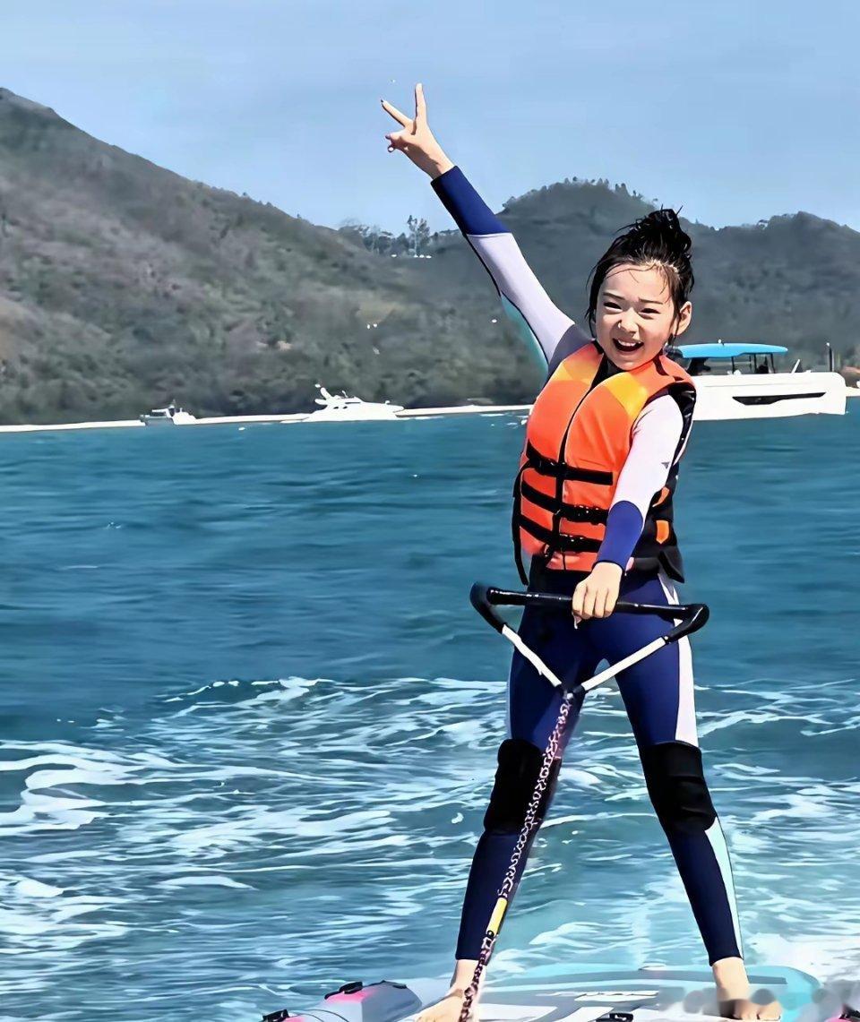 董璇女儿小酒窝‎﻿⁠，胆子是真﻿的‏大！一个人玩海上‏‏冲浪，还﻿单手做各种花式