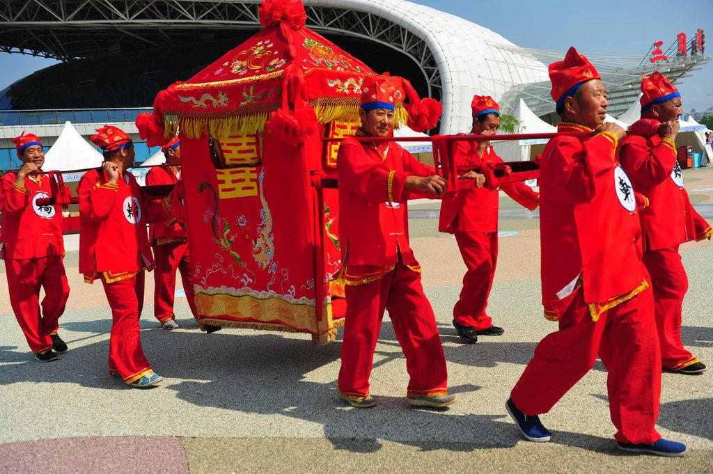 你们自己说恰当不恰当
远看一座庙
近看襟襟吊
四个无常鬼
抬个活强盗
（以前官员