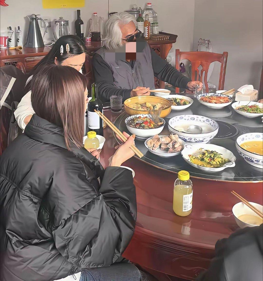 果然啊，有钱在哪儿都牛逼，老丈人都得捧着。