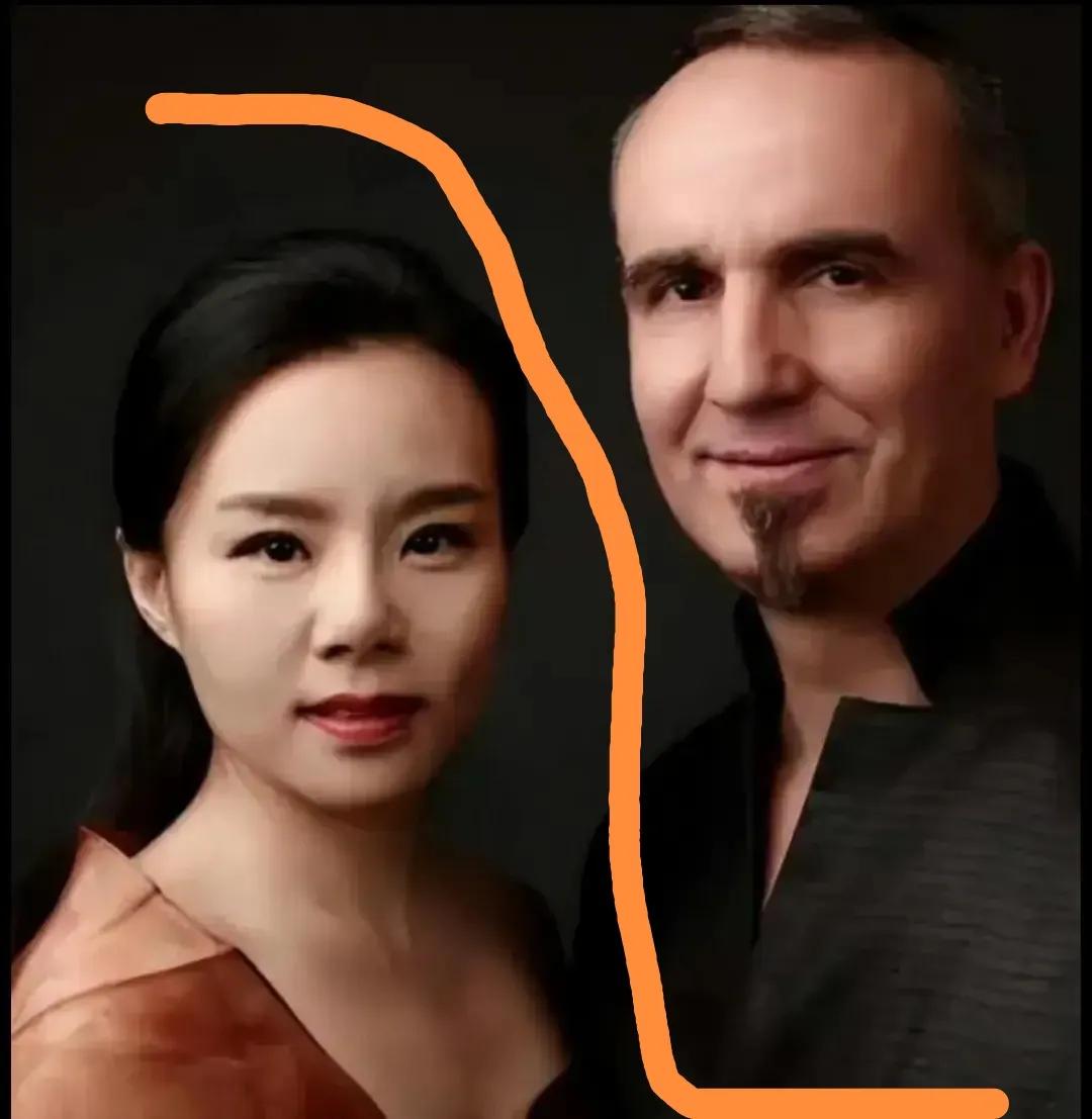 >龚琳娜与老锣离婚！洋法海不懂爱，雷锋塔已掉下来。当爱已成往事，唯有忐忑长驻……