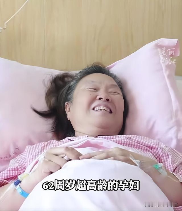 他上一年级，你68岁。
他小学毕业毕业，你74岁。
他初中毕业，你77岁。
他高