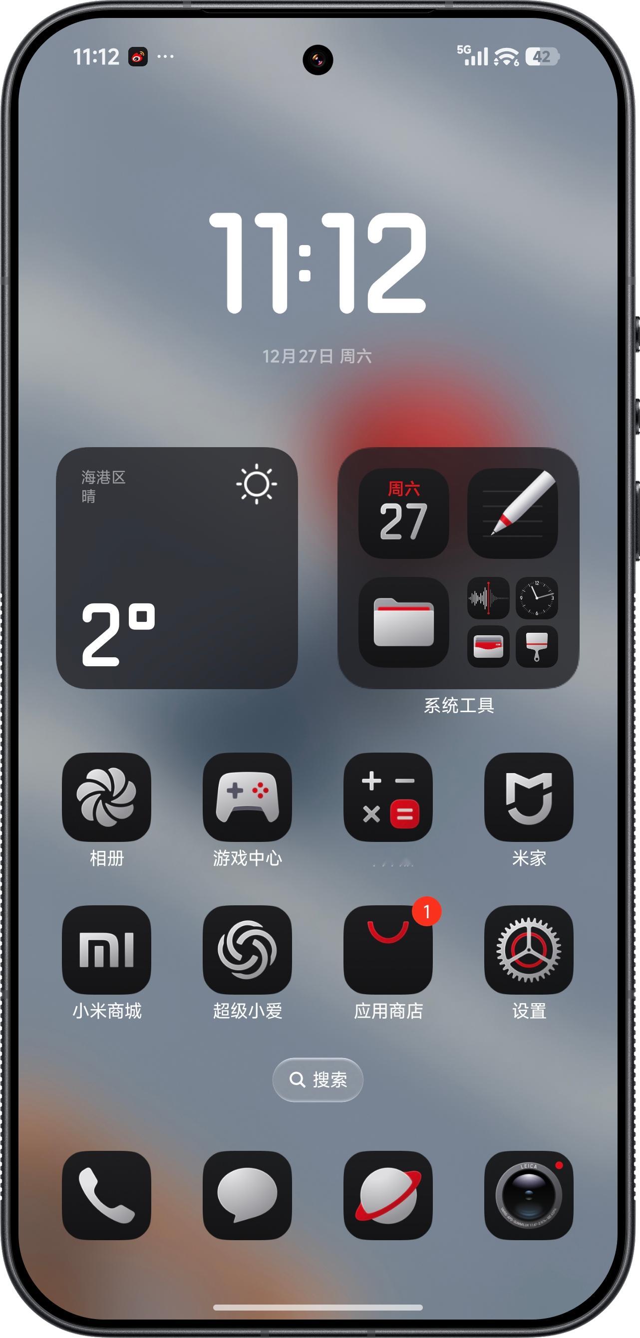 小米 17 Ultra 徕卡版 默认的主题也跟标准版不一样。虽然挺特别的，但是…