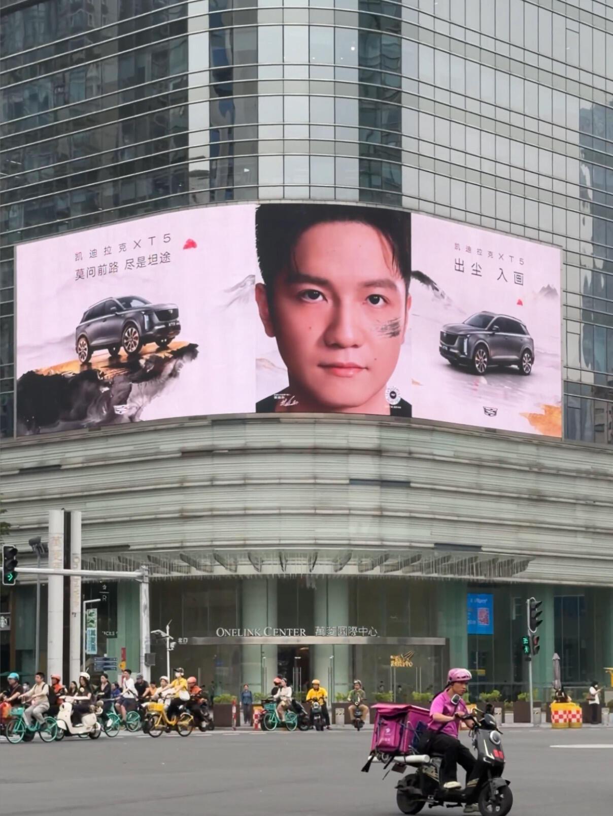 荣耀和骄傲谁懂，樊振东的宣传照后出现在广州街头，广东的父老乡亲都知道自家孩子优秀