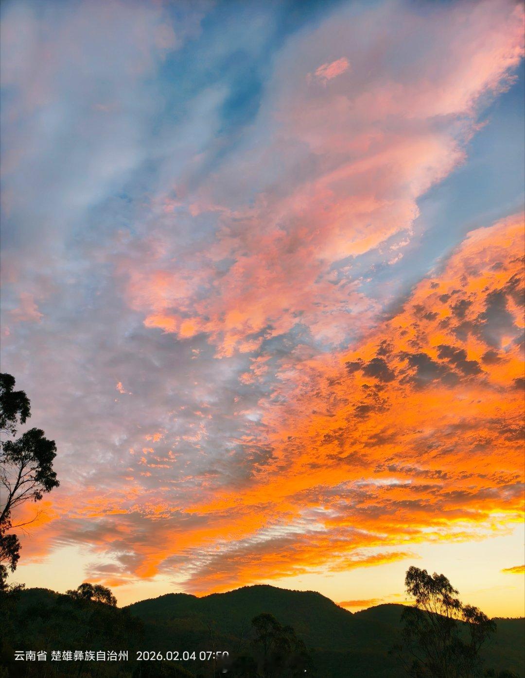 今日立春，老家朝霞满天。小时候总盼着长大，以为远方才有风景。原来日子不必追着跑，