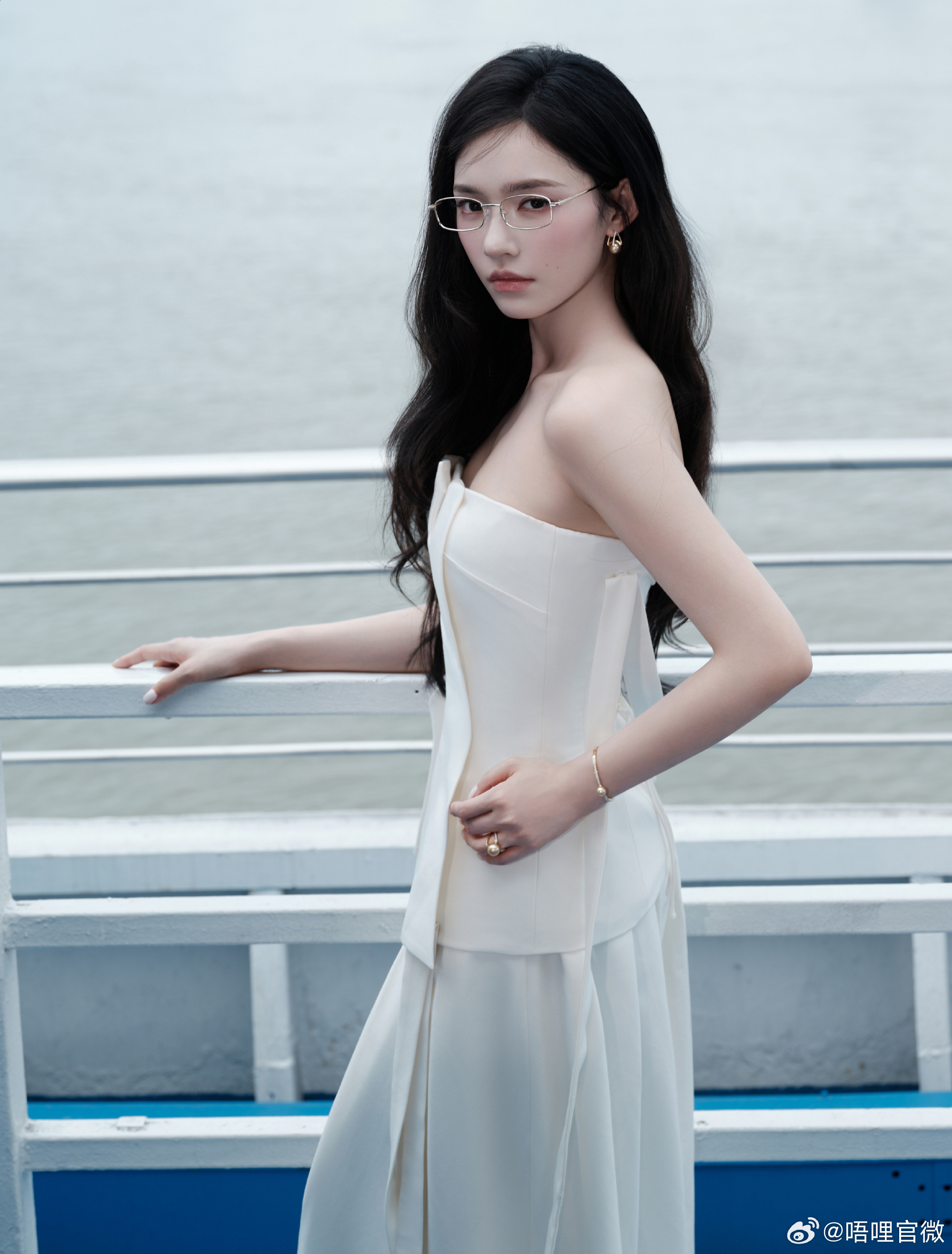 林允穿的是裙子还是裤子林允褶皱上衣配阔腿裤 线下活动林允一身白色套装太吸睛，褶皱