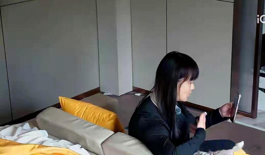 冉莹颖：老二幼升小因为没有上海户口被卡住了，市运会也参加不了，我快崩溃了。邹市明