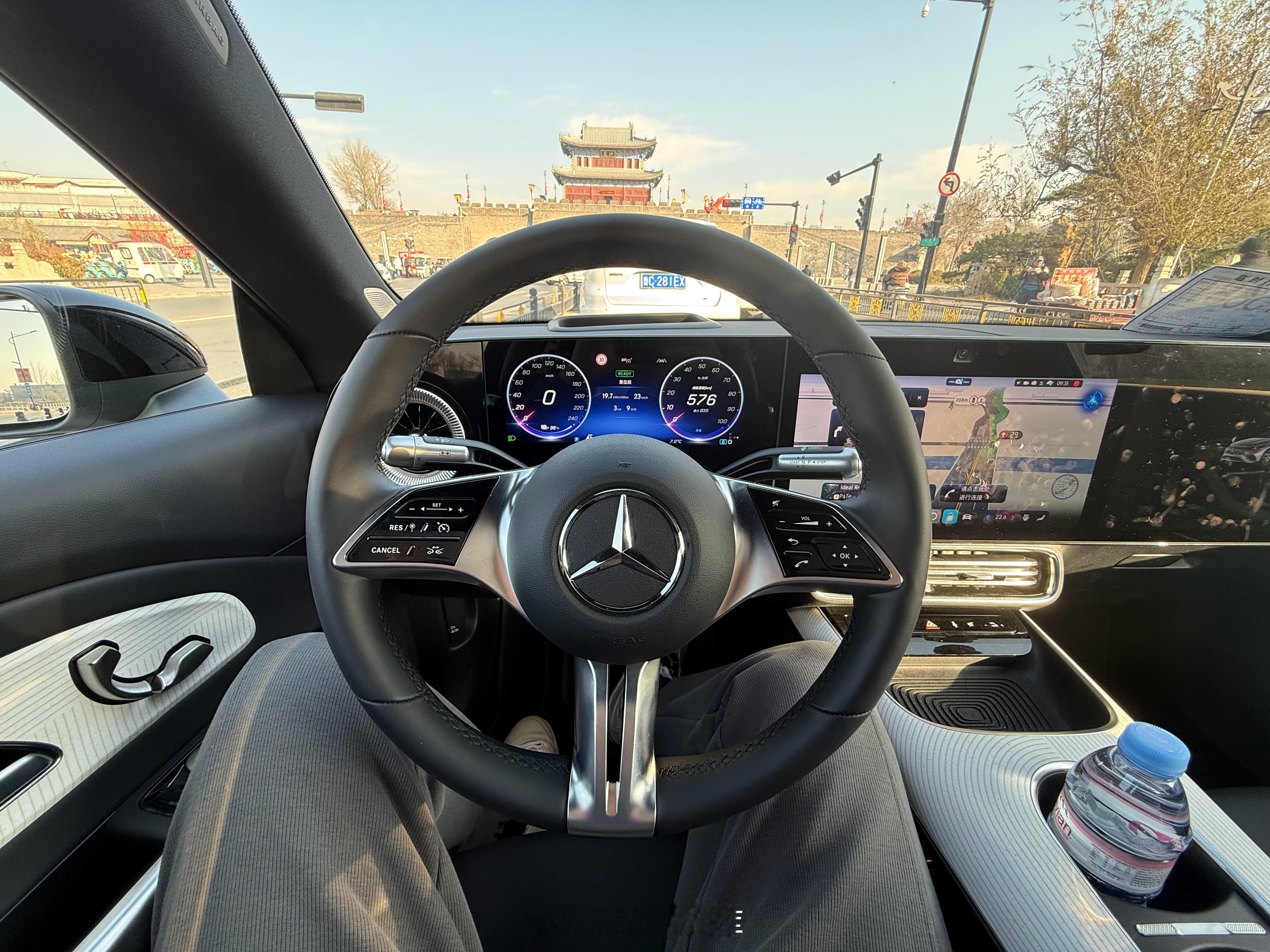 又是开 CLA 纯电的一天，不过不是昨天 AMG 套件的版本，这个看着更加素雅一