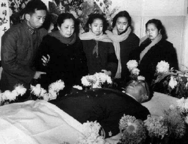 1963年，罗荣桓元帅病逝后，一张罕见的遗容，照片中的他一身戎装，看起来非常的安