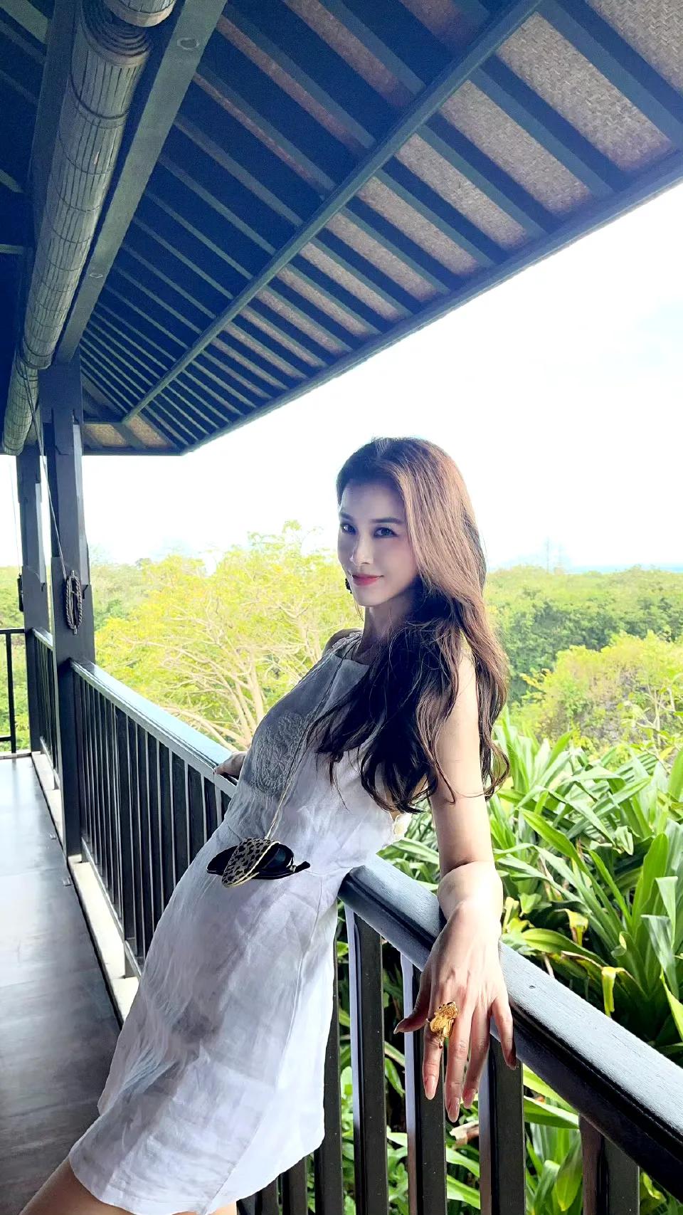 杨子打心眼里就瞧不上黄圣依：“你有什么文化？除了有点名气，还能干什么？”幸好黄圣