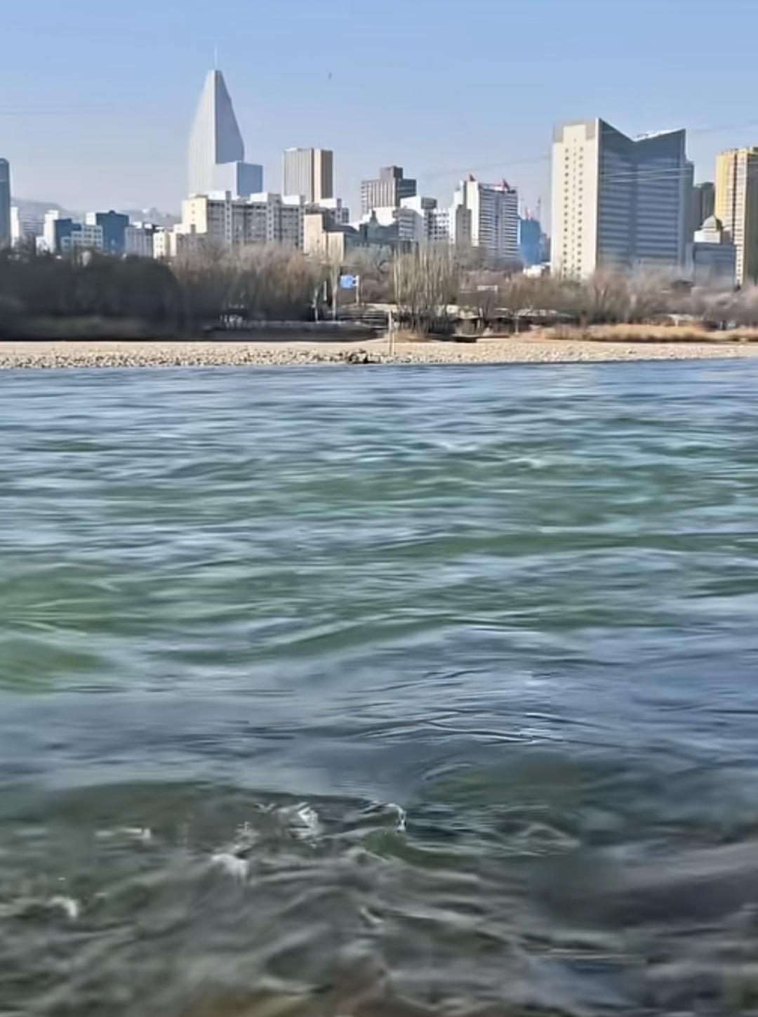 分享一张最近随手拍的照片兰州黄河碧如玉，孤城高楼万仞山！