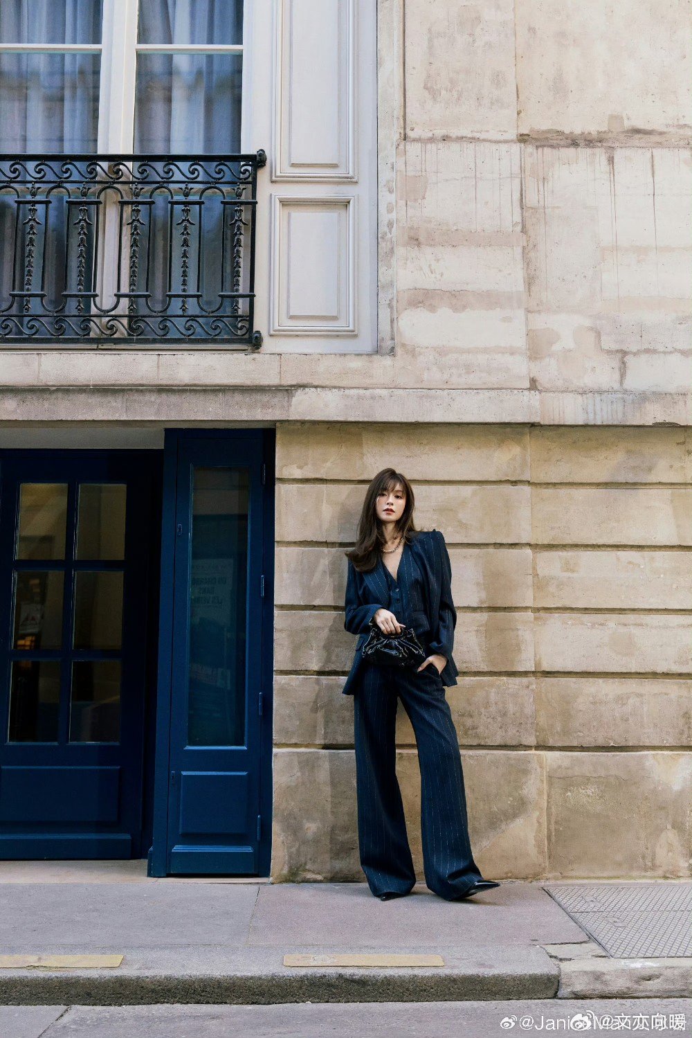 文咏珊这造型直接惊艳众人，西装加身，干练帅气了，每张照片都超有范儿，把西装的高级