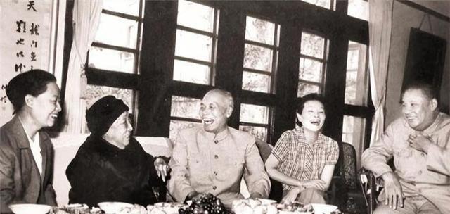 1965年9月23日，何香凝在家中设宴，款待刚从美国归国不久的李宗仁、郭德洁夫妇