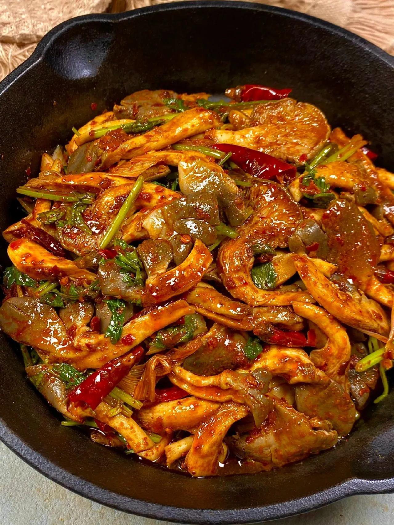 你敢相信？平菇居然可以做的这么好吃！
以前平菇不是做汤就是清炒，这次加了重口味，
