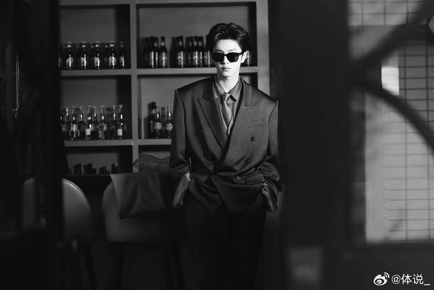 陈哲远是薄底皮鞋有救了 薄底皮鞋不是复古的终点，而是审美的起点。陈哲远这身造型告