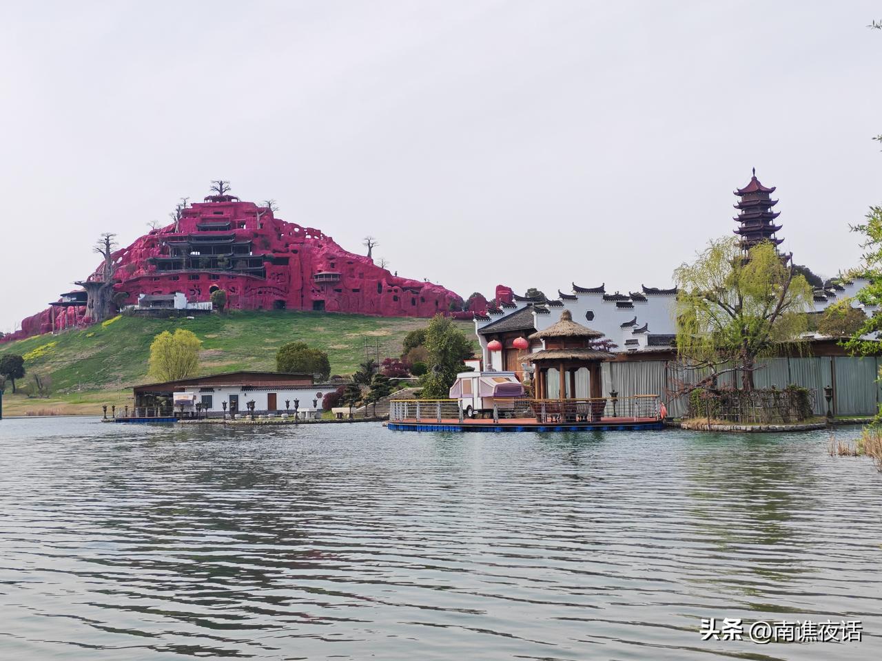 现在手机拍照很方便，大家都喜欢拍照打卡，其实拍照是一种对于个人生活的动态记录，是