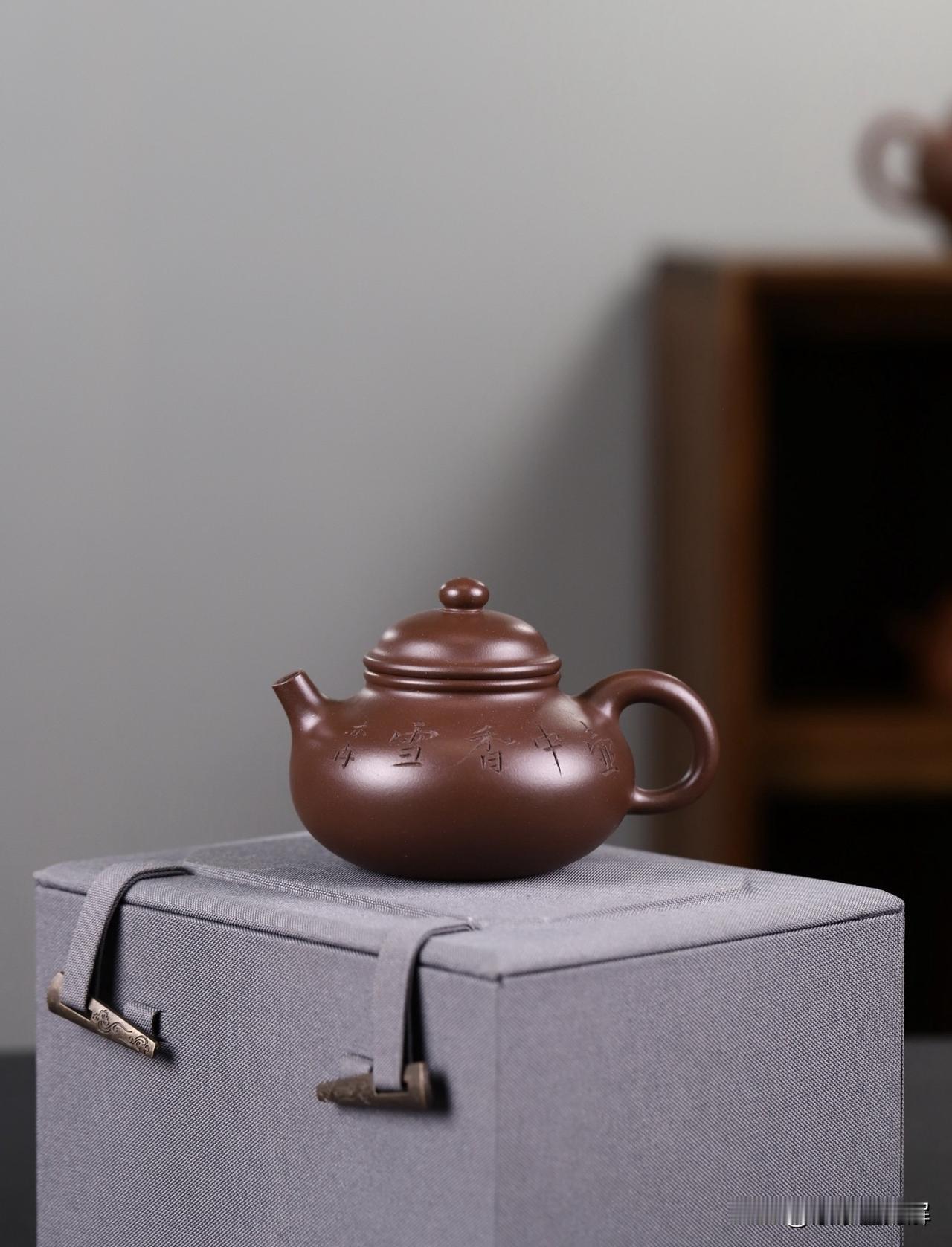 容天｜精品
原矿紫泥|容量150cc
于经典掇球圆壶形中参透“容”之真谛，彰显独