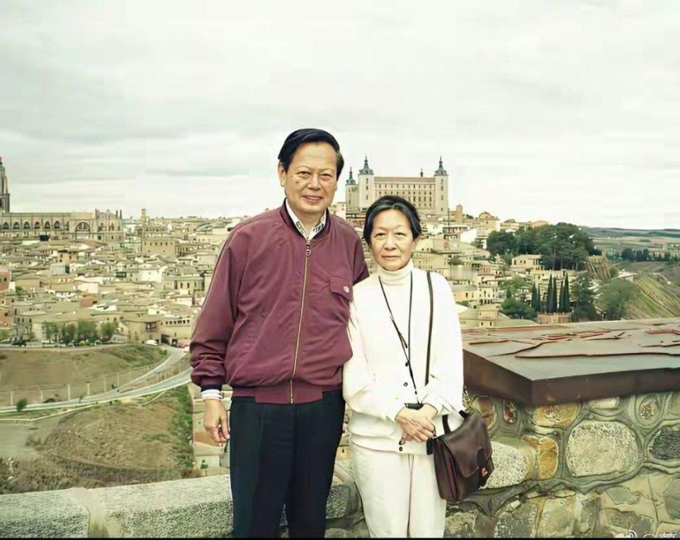 杨振宁和两位夫人合影: 第一位夫人杜致礼和他相差5岁！后与翁帆的结婚，当年杨振宁