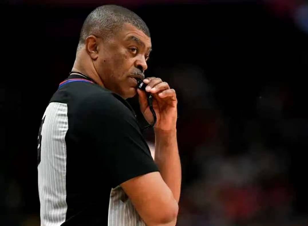 媒体人热议NBA西决G5裁判吹罚NBA西部决赛G5，雷霆主场迎战马刺。 比赛来到