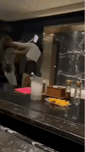 这下事大了！俩女生因20000元债务，在KTV 开启了互殴，其中一女生端着滚烫的