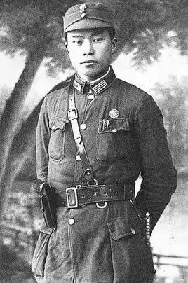 毛主席身边有过很多警卫员，龙飞虎也是其中一位。

1945年，毛主席和周恩来代队