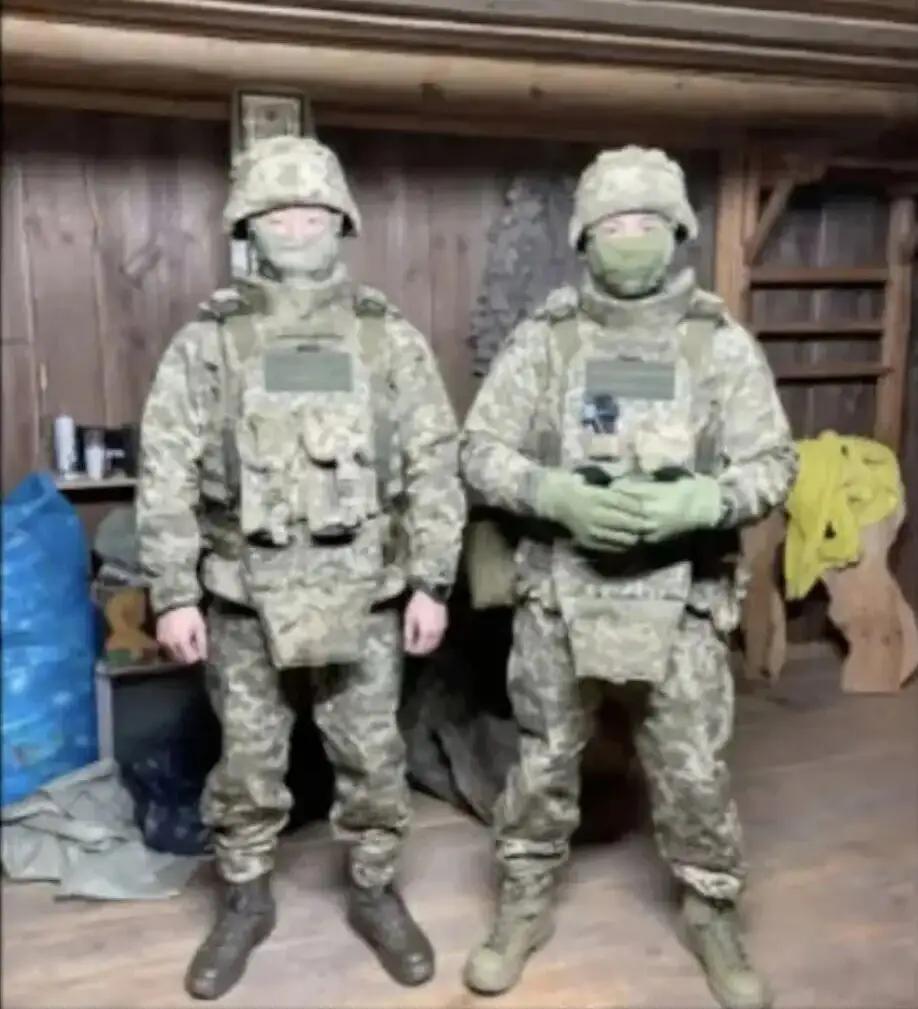 这事儿必须提一下。
           两名在乌克兰服役的Hong Kong志