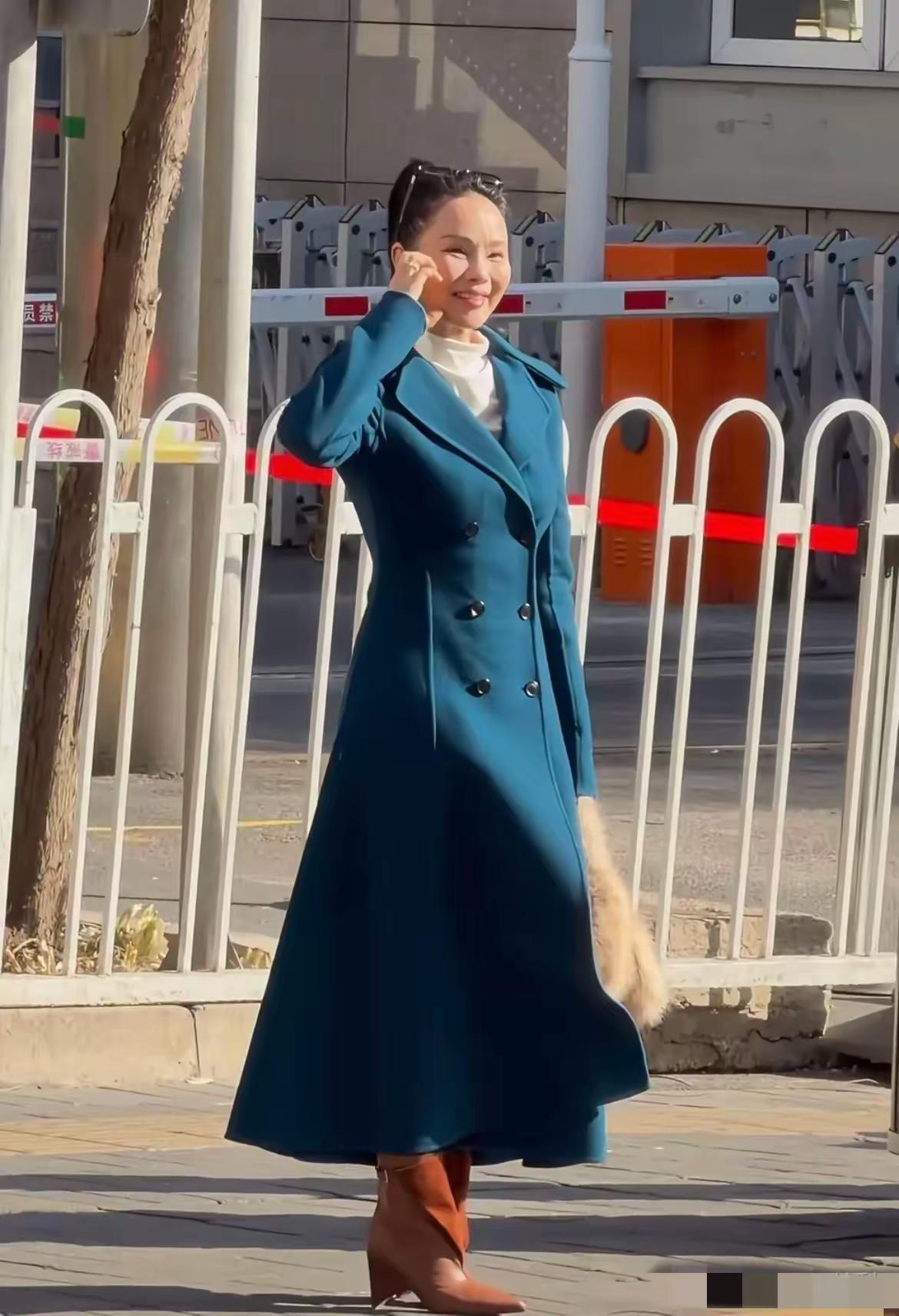 这不是伊能静吧？伊能静的脸怎么成这样了！尤其是笑起来，眼睛都没了。