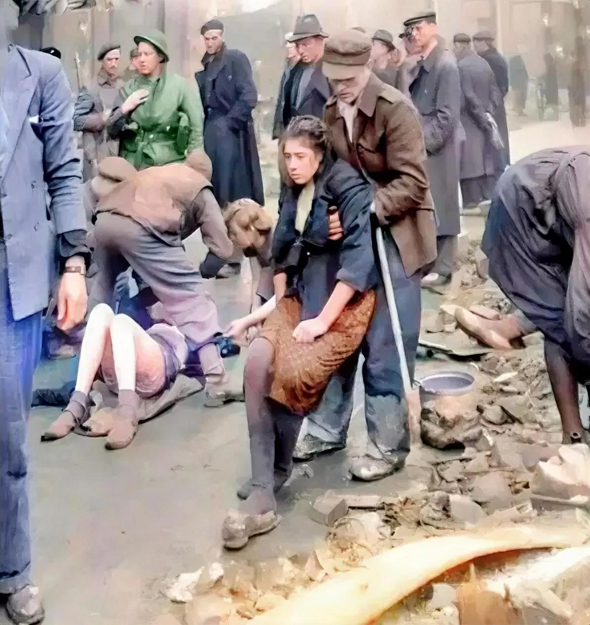 1945年4月，德国布纳集中营，苏军解放该营后，救出羸弱不堪的苏联女战俘。布纳集