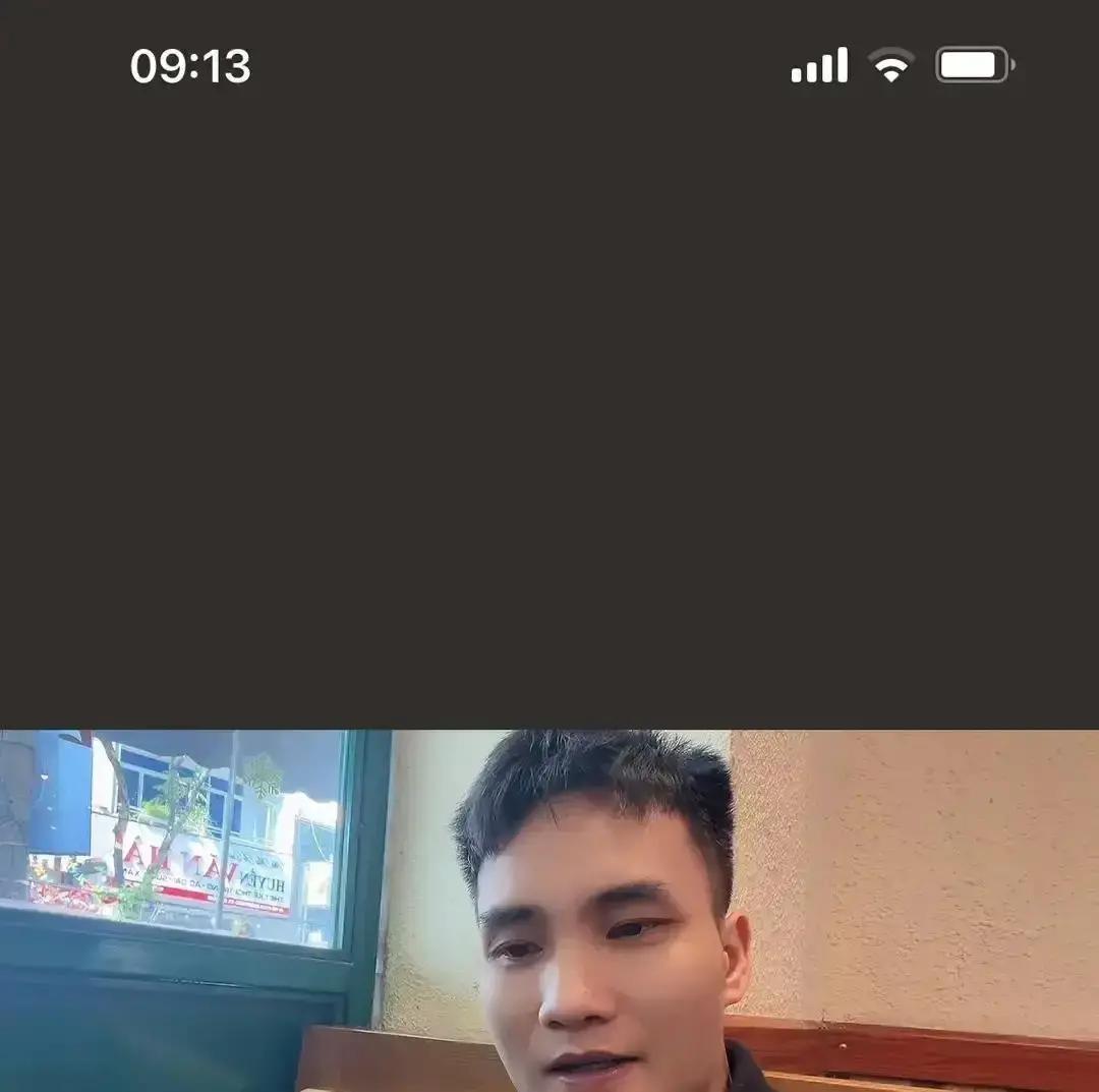 紫霞刚做完手术第三天，小赵拎着果篮去医院想探病，被挡在病房外。
紫霞在直播里讲，